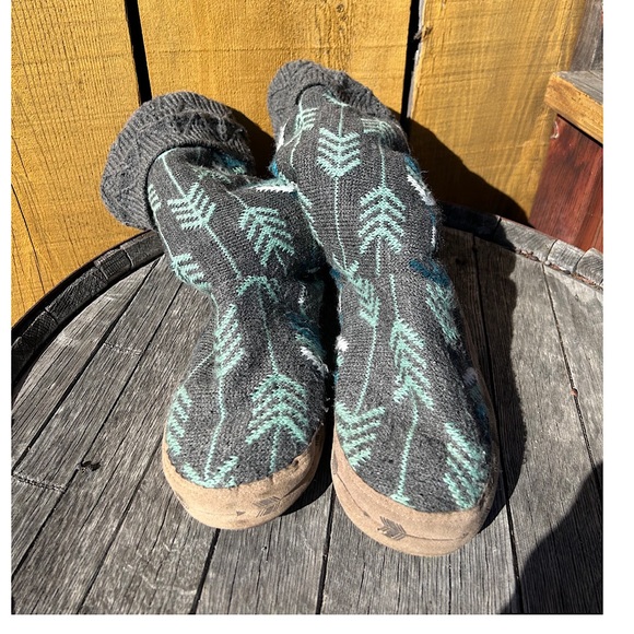 Sz M 7-8 Mukluk slipper booties. Well loved with very cool details. See photos - Picture 3 of 7
